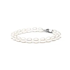 Elegant pearl bracelet featuring lustrous white pearls and a secure silver clasp, showcasing timeless sophistication.